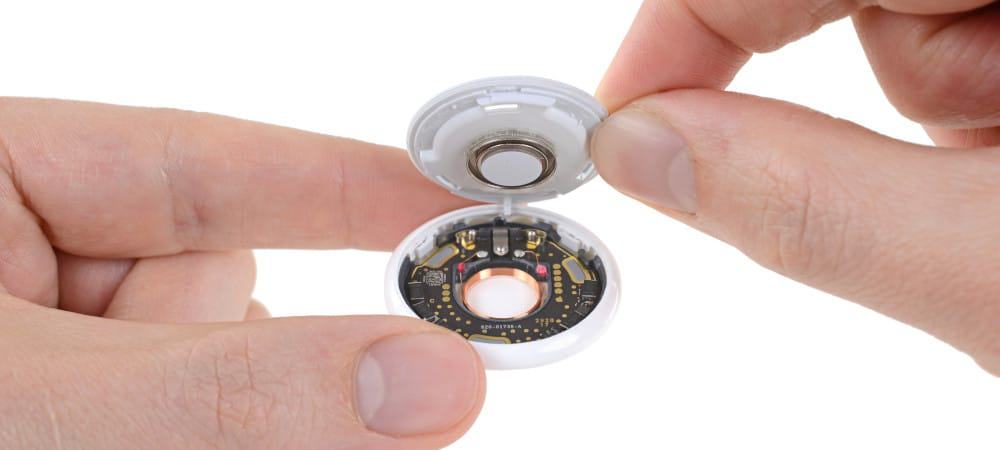 Uma AirTag, etiqueta eletrônica da Apple, desmontada