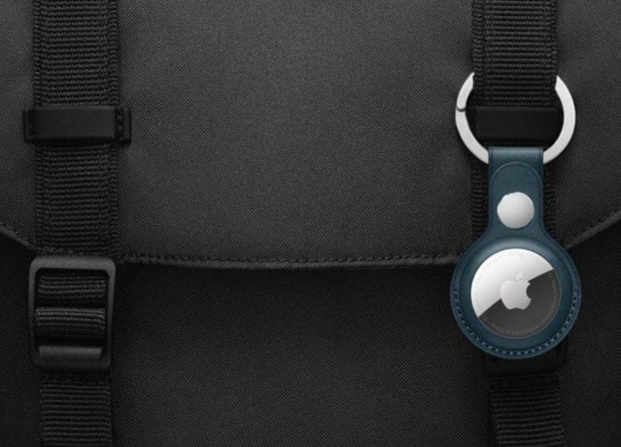 Imagem mostra uma AirTag, da Apple, acoplada a uma bolsa de viagem preta