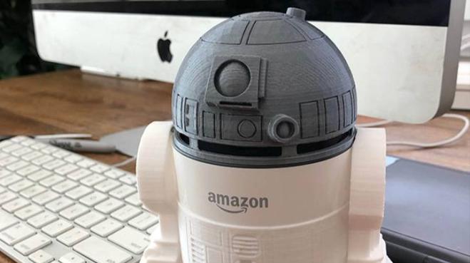 Alexa com capinha personalizade de R2-D2, de Star Wars. Imagem: RADIO 105 USA/Reprodução