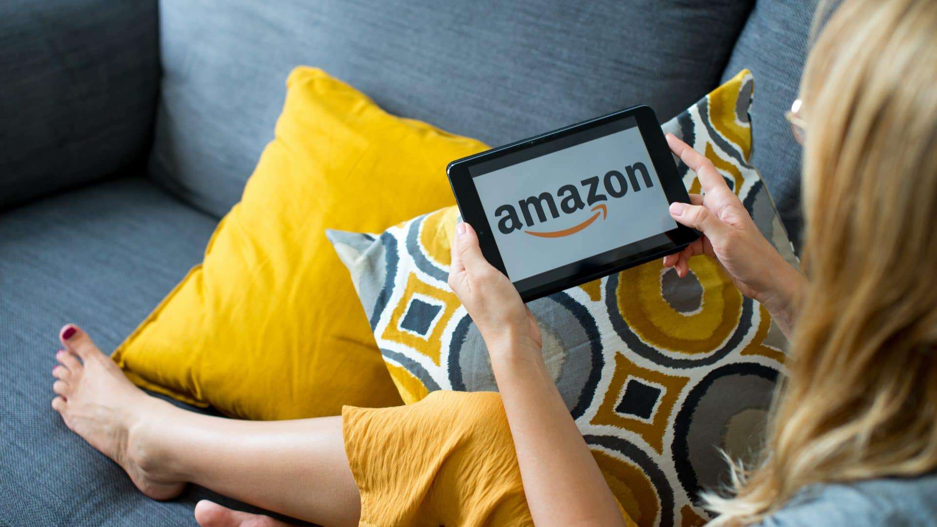 Mulher com tablet aberto na Amazon
