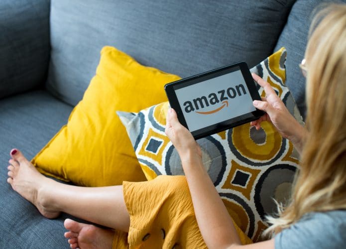 Mulher com tablet aberto na Amazon