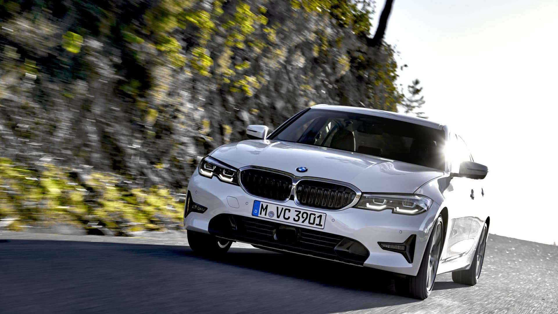 BMW 320i GP 2022 na estrada.
