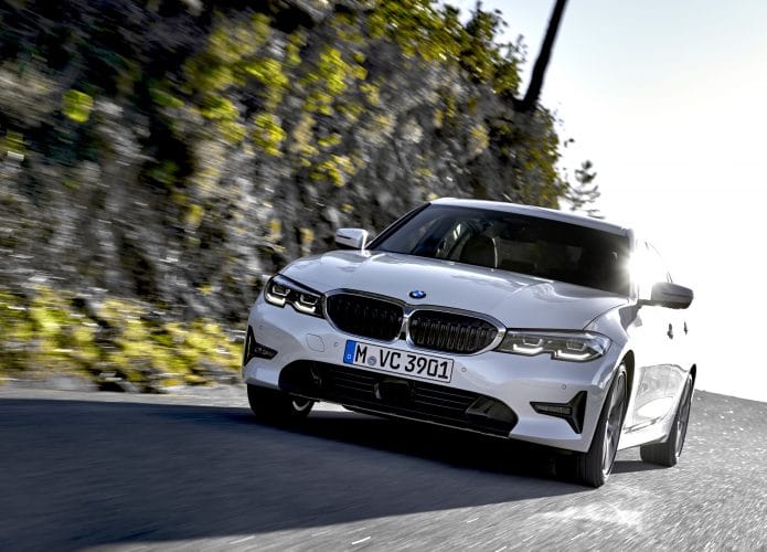 BMW 320i GP 2022 na estrada.