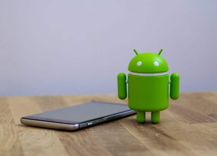 Celular ao lado do símbolo do Android