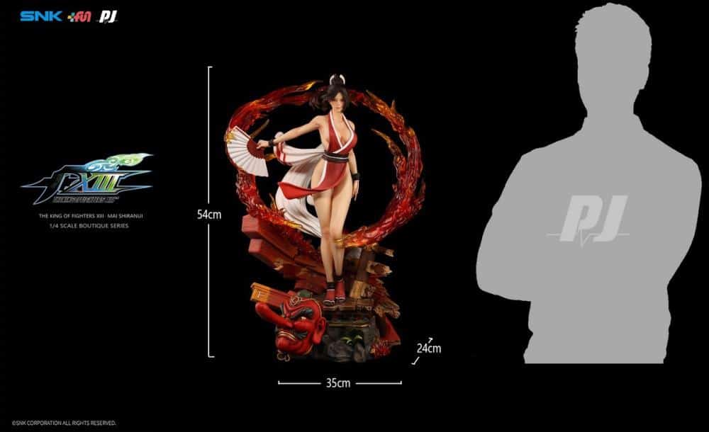 Comparação da boneca de 'The King of Fighters XIII' em tamanho real. Créditos: Divulgação/PJ Store