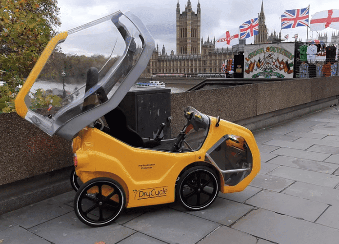 Bicicleta elétrica tem formato semelhante ao de um carro compacto.