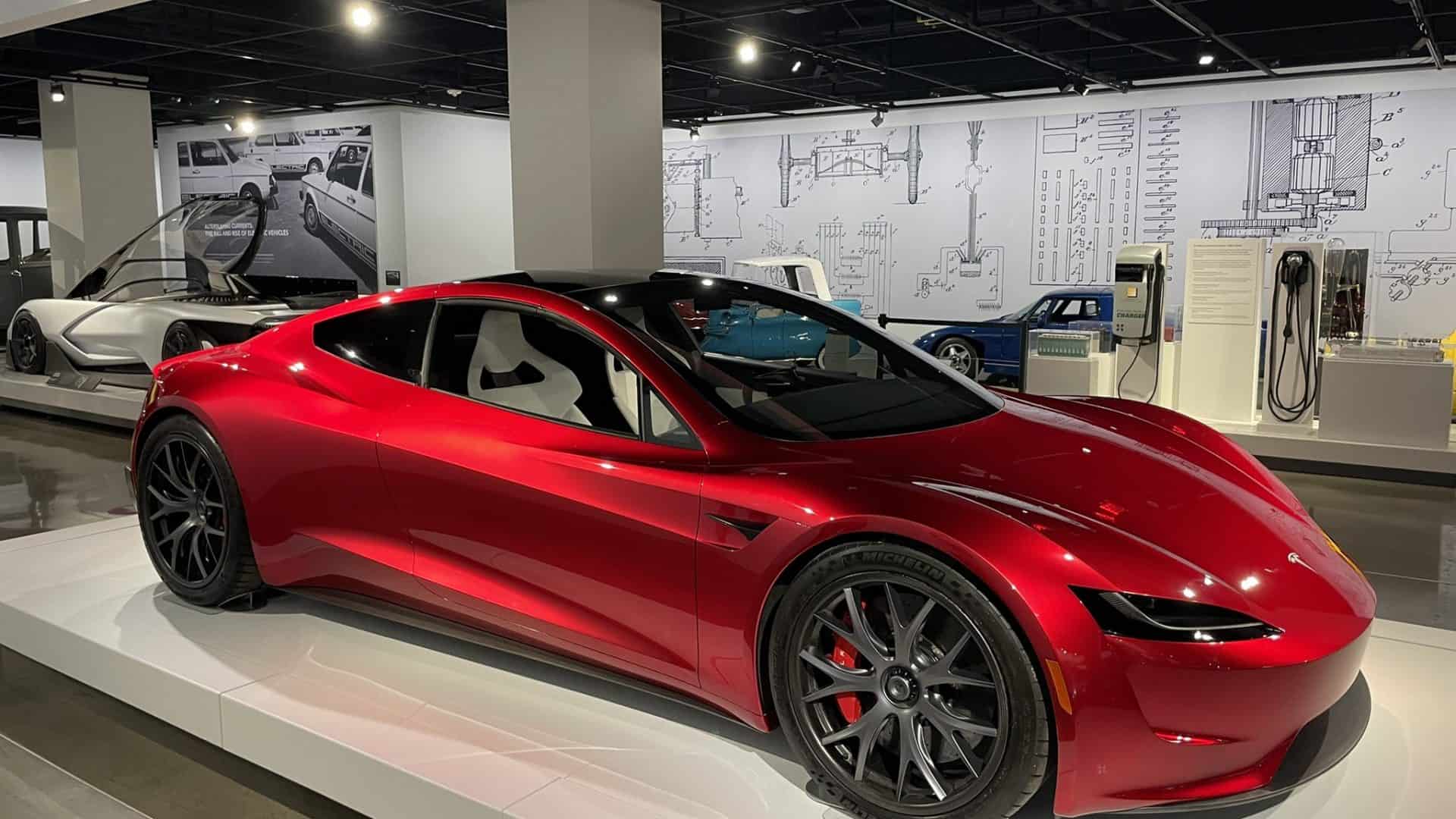 Imagem mostra o Tesla Roadster, carro superesportivo da Tesla, em exibição em um salão