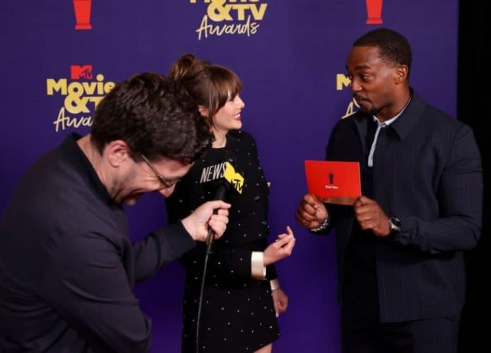 Elizabeth Olsen ('WandaVision') e Anthony Mackie ('Falcão e o Soldado Invernal') no tapete vermelho do MTV Movie Awards. Imagem: Reprodução/Youtube da MTV