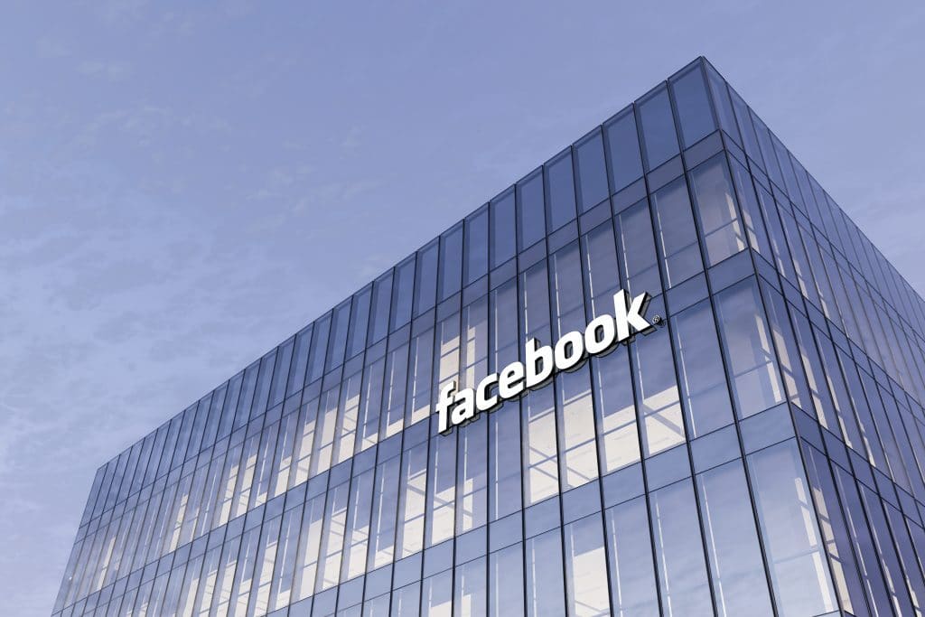 Prédio com a logo do Facebook