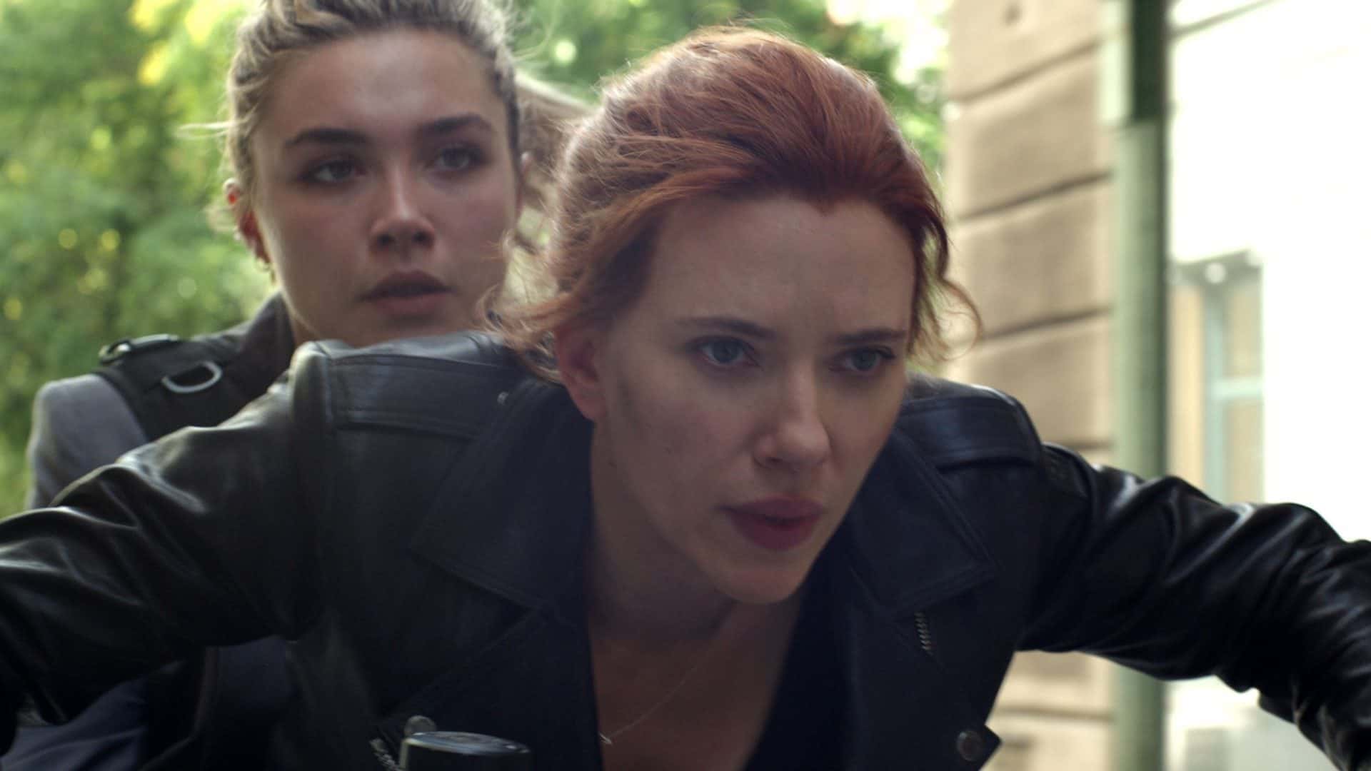 Natasha (Scarlett Johansson) e Yelena (Florence Pugh) fogem de assassina em cena inédita de 'Viúva Negra'. Imagem: Marvel Studios/Divulgação