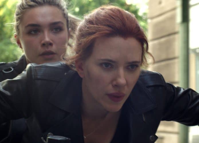 Natasha (Scarlett Johansson) e Yelena (Florence Pugh) fogem de assassina em cena inédita de 'Viúva Negra'. Imagem: Marvel Studios/Divulgação