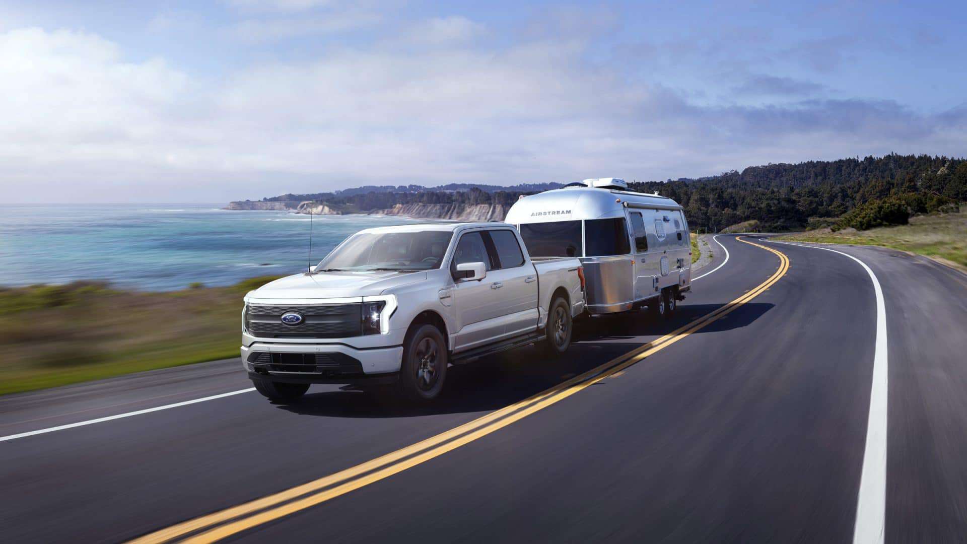 Ford-F-150-Lightning com reboque