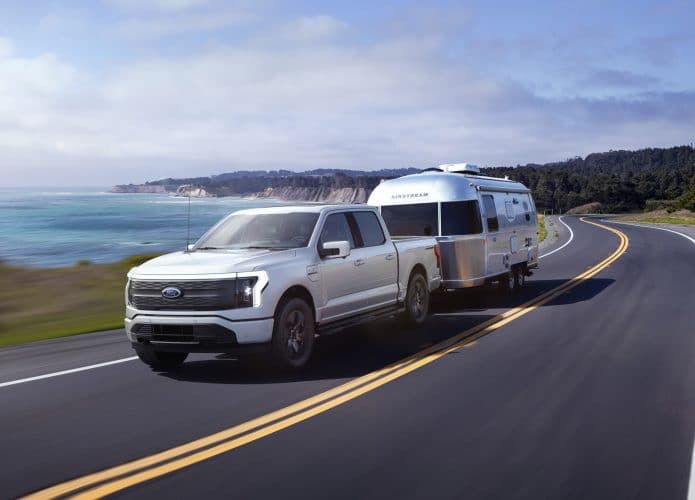 Ford-F-150-Lightning com reboque