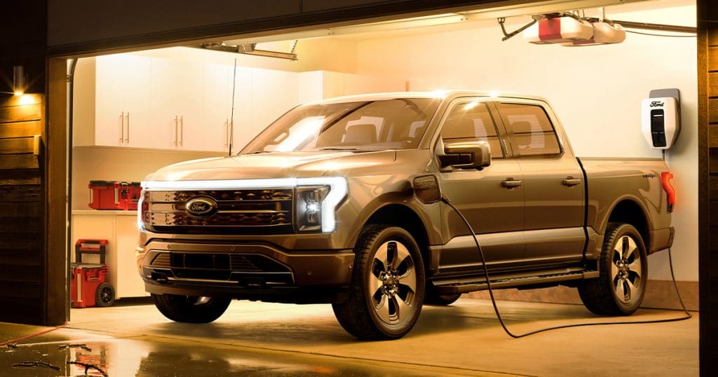 Ford F-150 Ligntning carregando em garagem