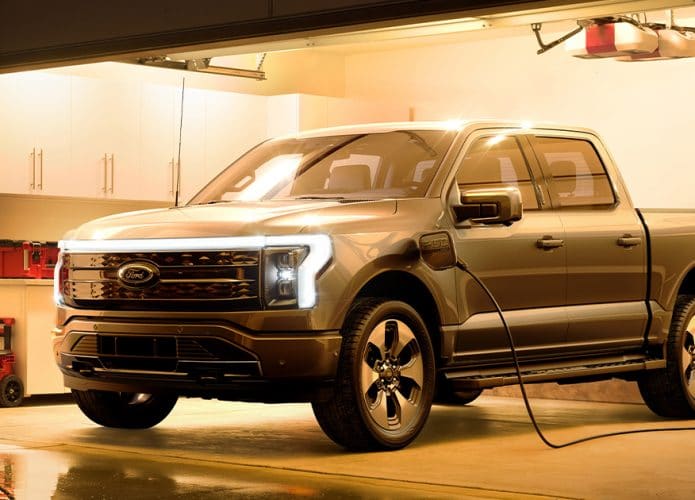 Ford F-150 Ligntning carregando em garagem