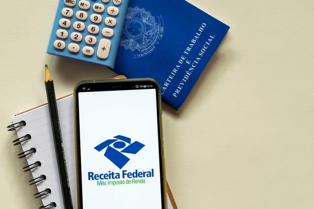Logo do Imposto de Renda exibido em smartphone