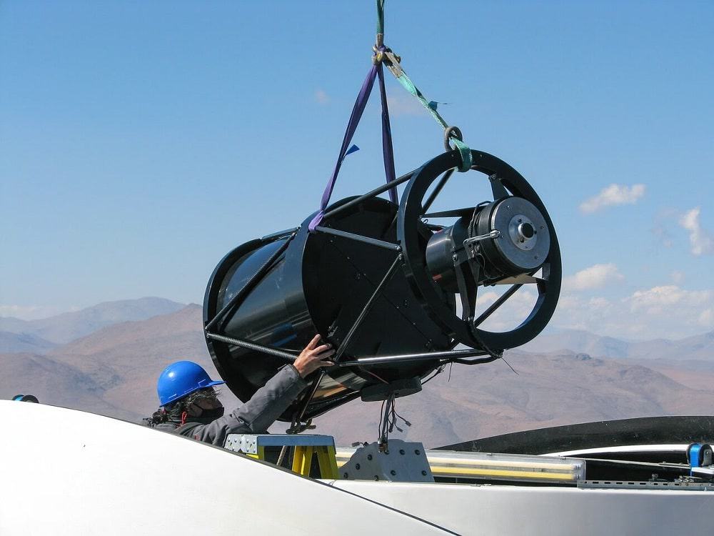 Instalação do Telescópio Bed-Test 2 no observatório em La Silla. Créditos: eso.org