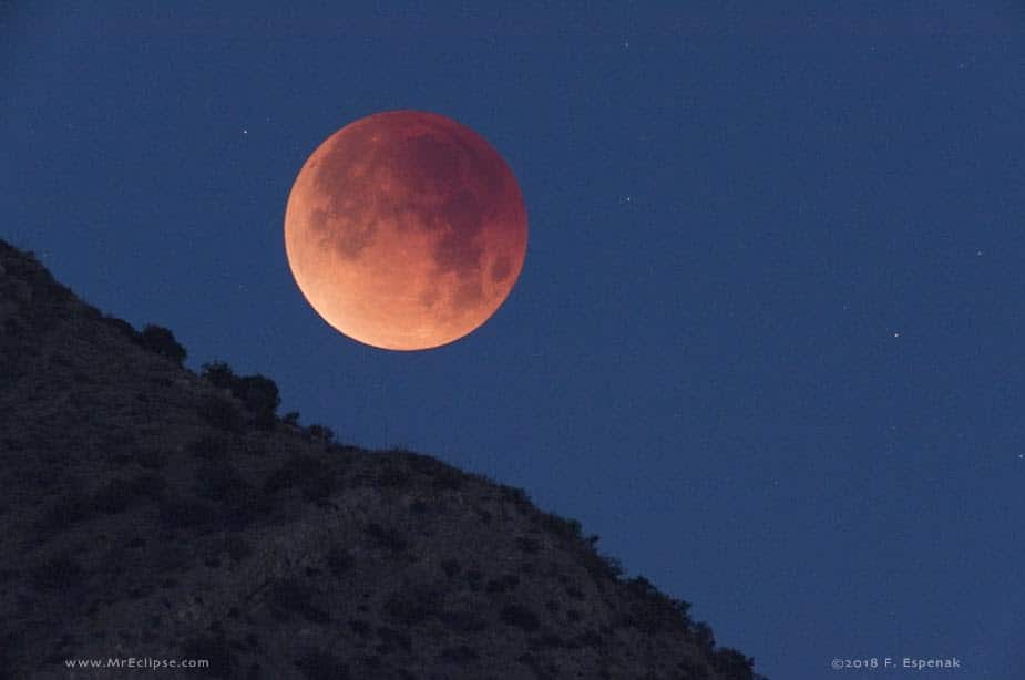 Lua avermelhada de eclipse sobre as Montanhas Chiricahua, no Arizona.
Créditos: Fred Espenak/MrEclipse.com