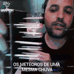 Nesse modelo, os meteoros (representados pelos palitos) são todos paralelos entre si, mas quando vistos em perspectiva, parecem irradiar de um mesmo ponto. Créditos: BRAMON