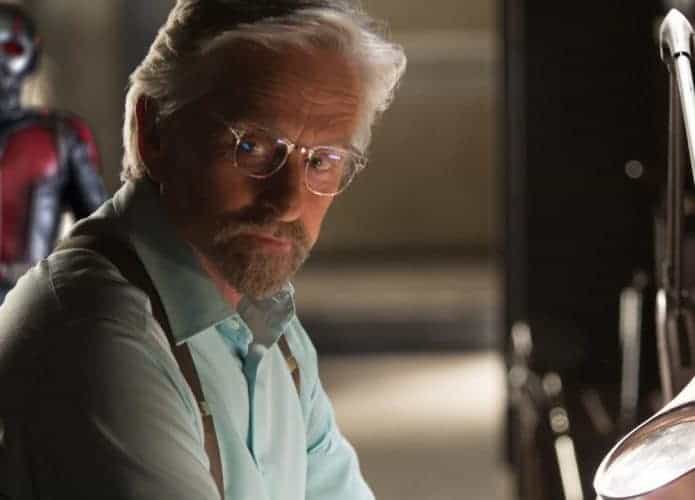 Michael Douglas caracterizado como Hank Pym, em Homem-Formiga