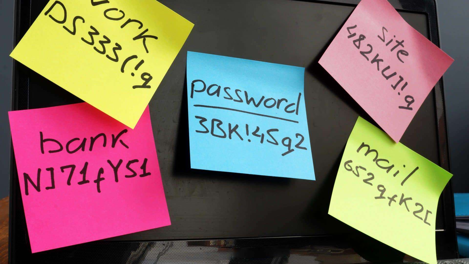 Várias notas post-it com senhas coladas em um monitor