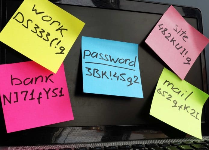 Várias notas post-it com senhas coladas em um monitor