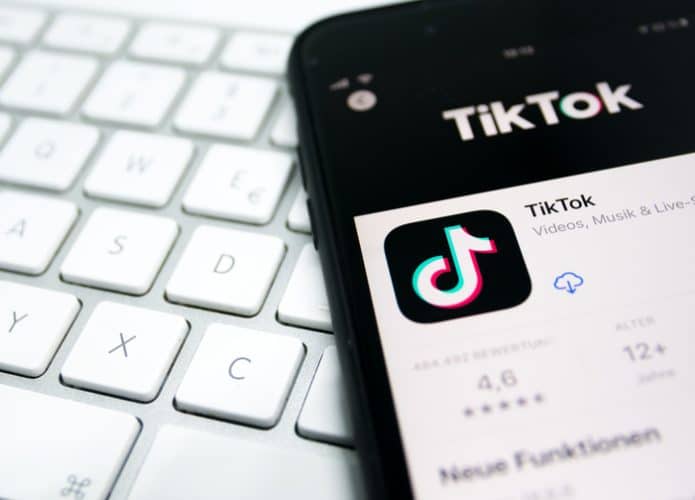 Celular com o aplicativo do TikTok aberto