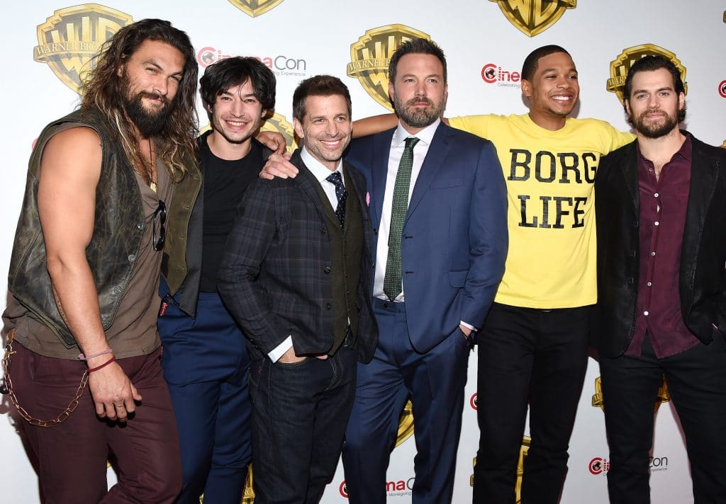 Zack Snyder com o elenco masculino de 'Liga da Justiça'. Imagem: DFree / Shutterstock.com