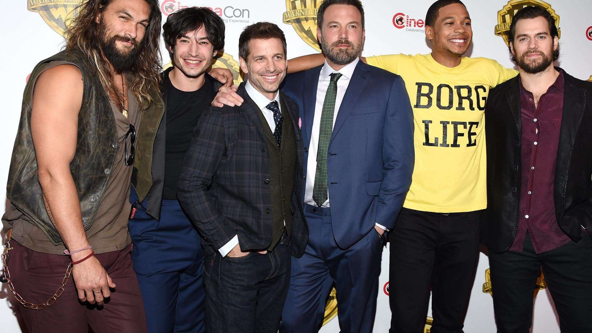 Zack Snyder com o elenco masculino de 'Liga da Justiça'. Imagem: DFree / Shutterstock.com