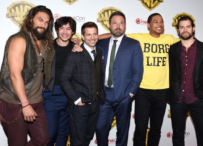 Zack Snyder com o elenco masculino de 'Liga da Justiça'. Imagem: DFree / Shutterstock.com