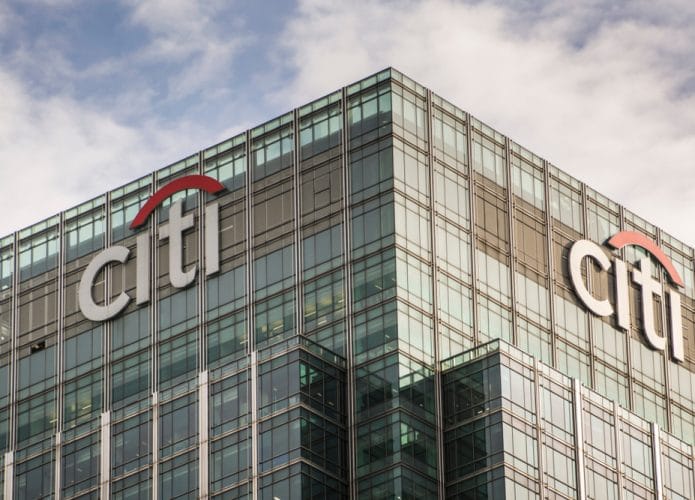 Imagem mostra o topo de um prédio com o logo do banco Citi.