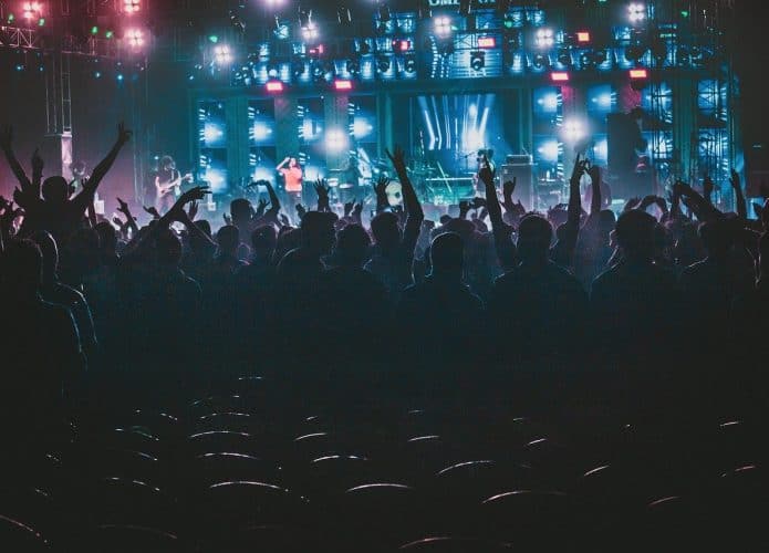 Festival de música reúne milhares de pessoas sem restrições em Wuhan