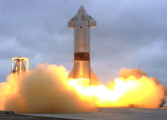 Imagem mostra um fogeute com a nave Starship, da SpaceX, decolando