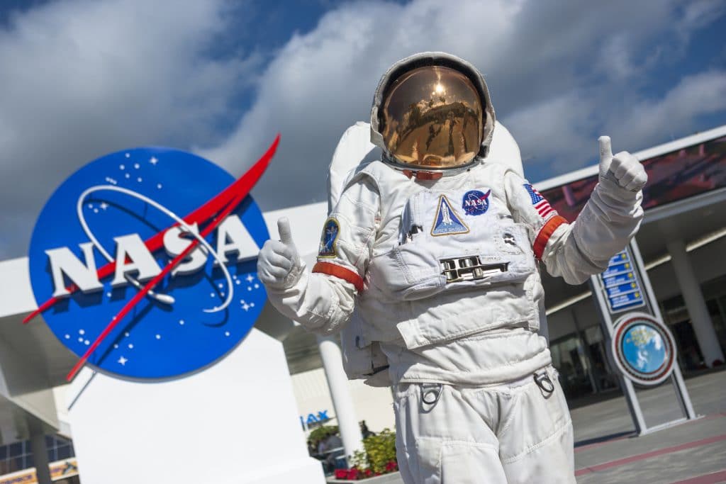 Imagem mostra um astronauta da Nasa, que pode se beneficiar após o Senado aprovar proposta de US$ 250 bilhões para pesquisas científicas