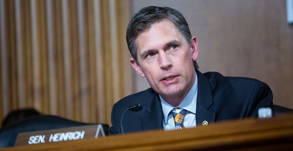 Imagem mostra o senador dos EUA, Martin Heinrich, afirmou em entrevista que vídeo recente de OVNIs são "avançados demais" para serem humanos.

Ele usa um terno azul marinho, com camisa azul clara por baixo e uma gravata com detalhes azuis e amarelos