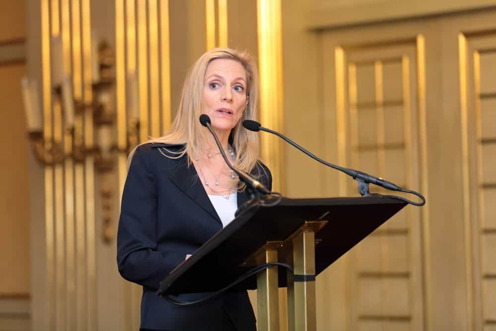 Em cima de um palanque está a diretora do Fed, Lael Brainard