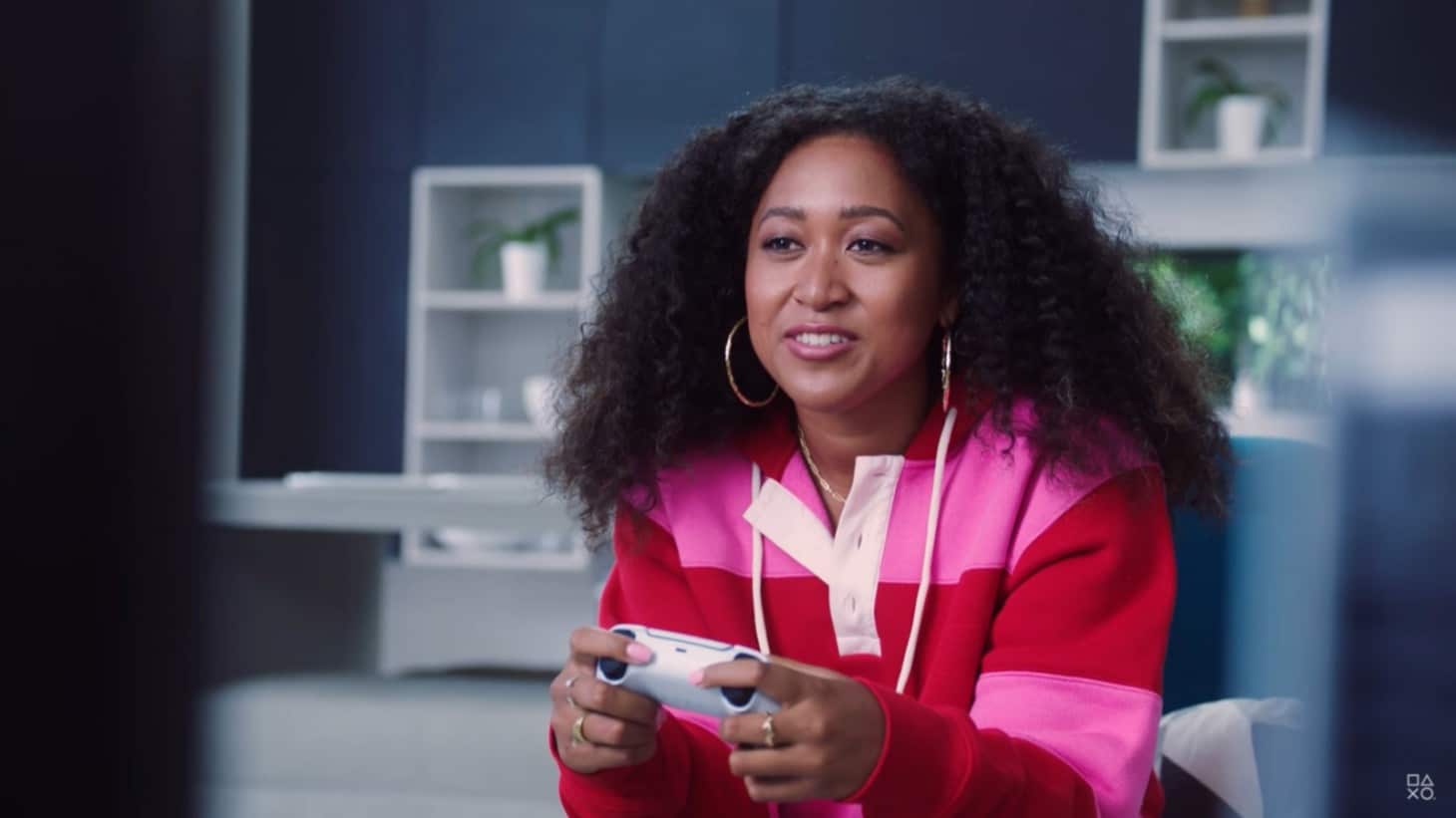 A tenista profissional Naomi Osaka jogando PS5 em campanha profissional. Imagem: Sony Interactive/Divulgação