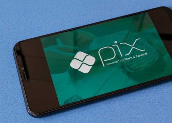Fundo azul e, à frente, um smartphone com o logo do sistema do Banco Central, o PIX
