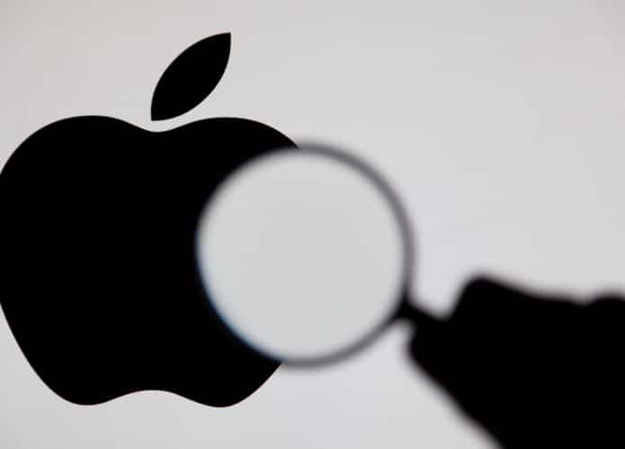 Logo da Apple sob a ótica de uma lupa