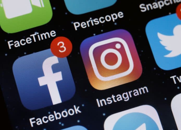 Apps Facebook e Instagram exibidos em smartphone