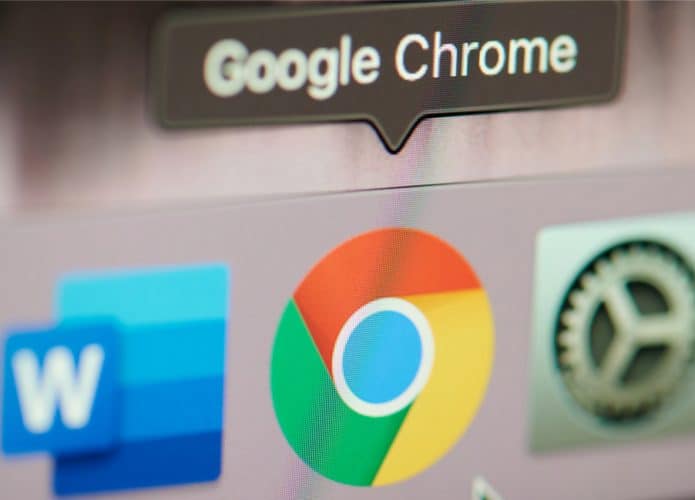 Imagem mostra a logomarca do navegador Google Chrome em uma barra de tarefas de um computador da Apple