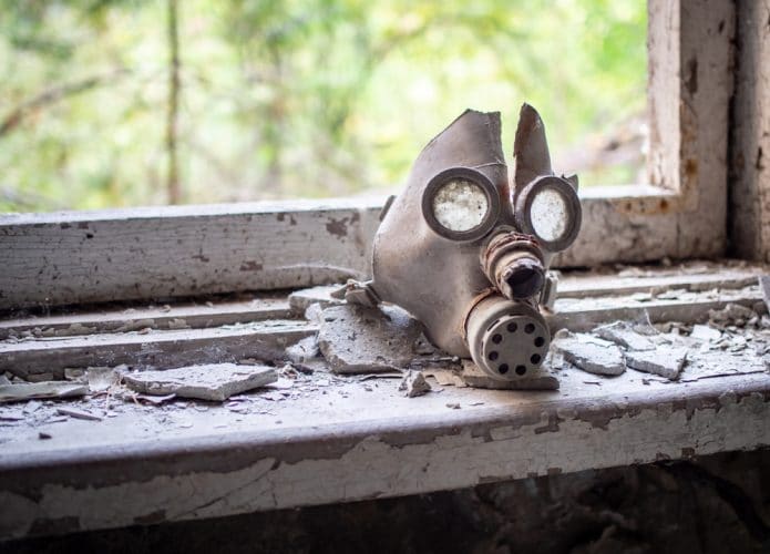 Máscara de gás em uma escola primária abandonada na cidade de Pripyat, Zona de Exclusão de Chernobyl, Ucrânia