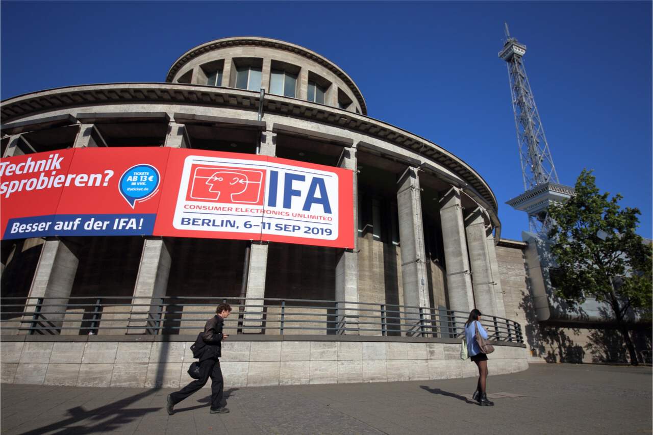 Imagem mostra a fachada de um edifício de Berlim, com a logomarca da feir tecnológica IFA