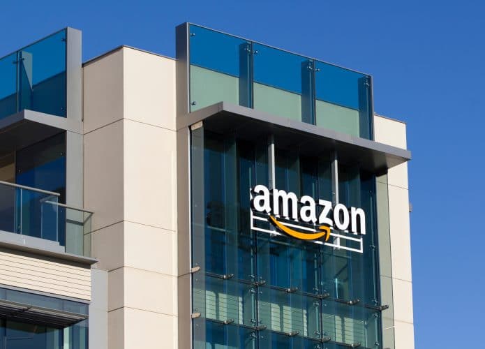 Imagem mostra a fachada de um prédio da Amazon, com o logotipo da empresa no topo.