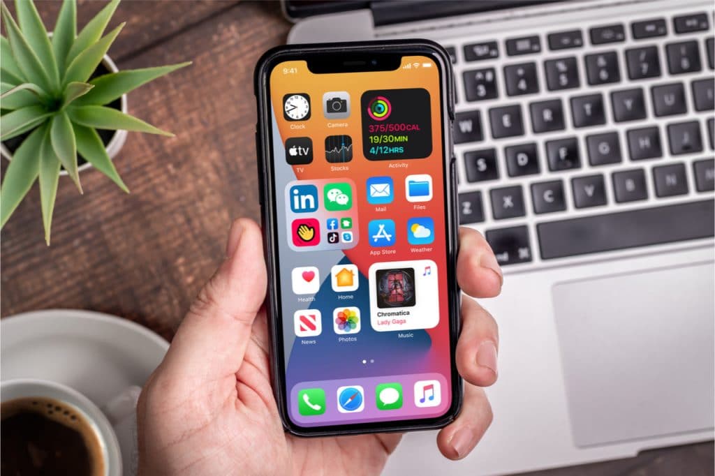 Imagem mostra um iPhone na tela principal do iOS