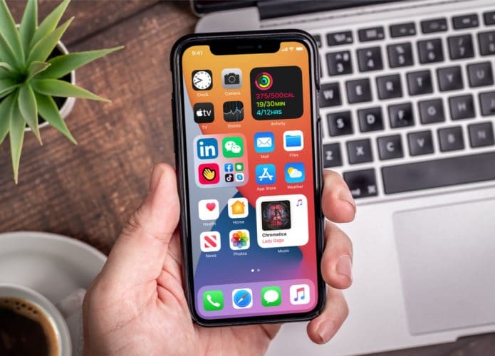 Imagem mostra um iPhone na tela principal do iOS