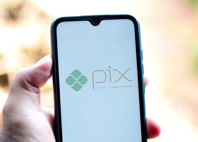 Logo do PIX exibido em smartphone