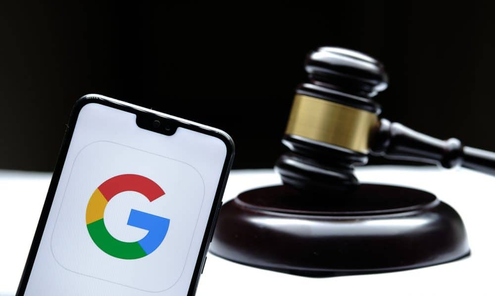 Ilustração do logo do Google ao lado de um martelo de tribunal