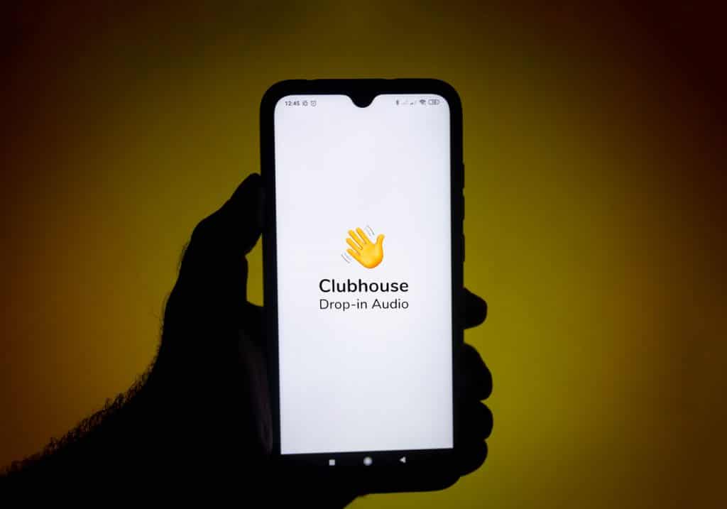 App Clubhouse exibido em smartphone