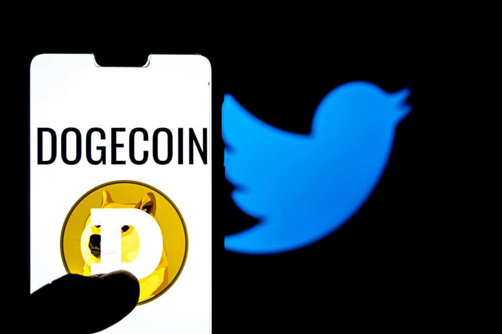 Logo do dogecoin e ao fundo o logo do Twitter